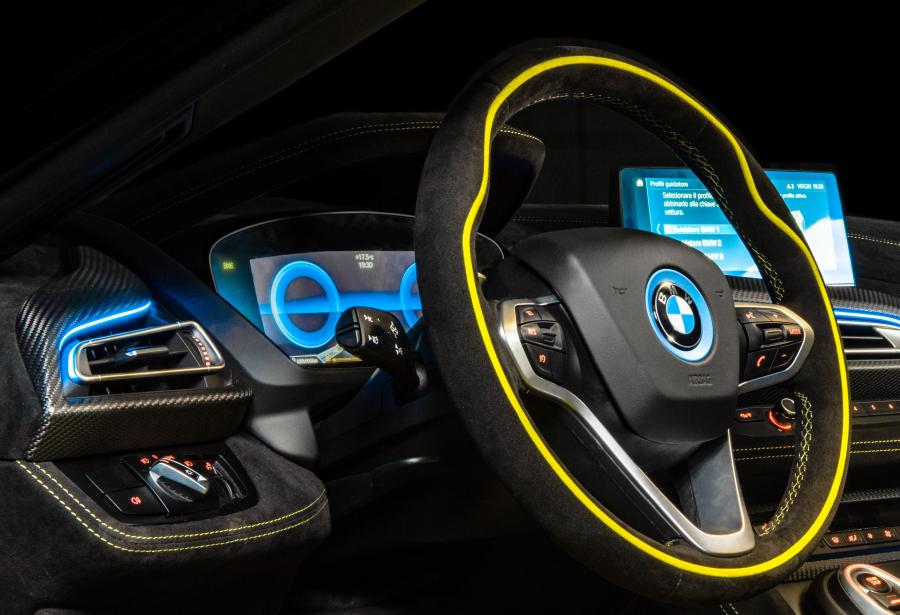 Панель приборов BMW i8 Roadster LimeLight Edition 2019 года  (фото 11 из 19)